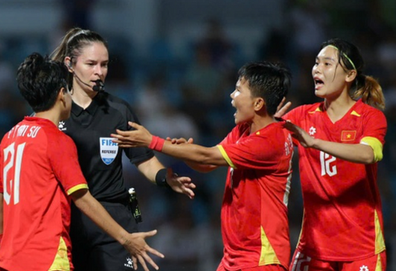 ‘Tiếng còi méo’ ở chung kết SEA Games 33 và nỗi ấm ức của tuyển nữ Việt Nam